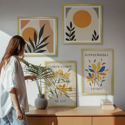 Pripravljena stenska galerija cvetlični plakati z motivi Pariza in Milana