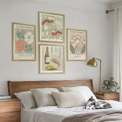Pripravljena stenska galerija cvetlični plakati v vinsko rdeči barvi