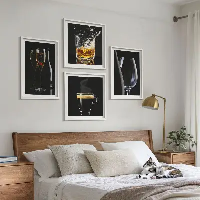 Pripravljena stenska galerija z motivi viskija, vina, šampanjca in kave
