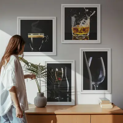 Pripravljena stenska galerija z motivi viskija, vina, šampanjca in kave