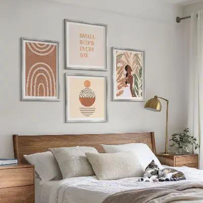 Pripravljena stenska galerija z elegantnimi rastlinskimi vzorci in geometrijo