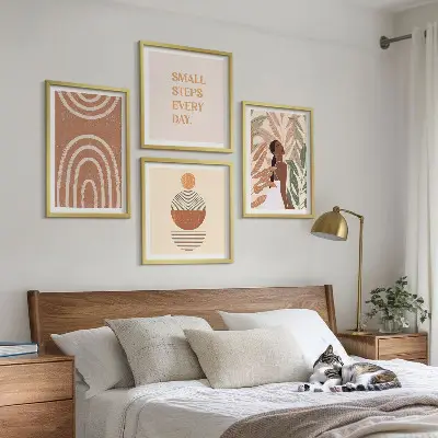 Pripravljena stenska galerija z elegantnimi rastlinskimi vzorci in geometrijo