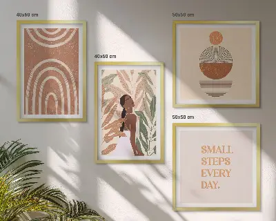 Pripravljena stenska galerija z elegantnimi rastlinskimi vzorci in geometrijo