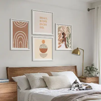 Pripravljena stenska galerija z elegantnimi rastlinskimi vzorci in geometrijo
