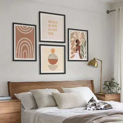 Pripravljena stenska galerija z elegantnimi rastlinskimi vzorci in geometrijo