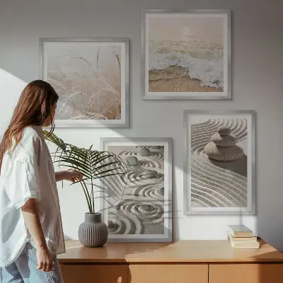 Pripravljena stenska galerija z motivom valov, peska, vode in kamenja na plaži