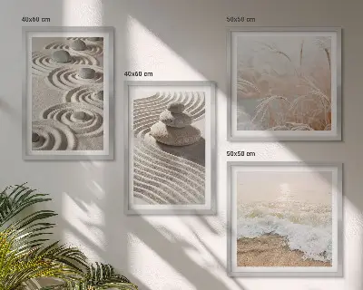 Pripravljena stenska galerija z motivom valov, peska, vode in kamenja na plaži