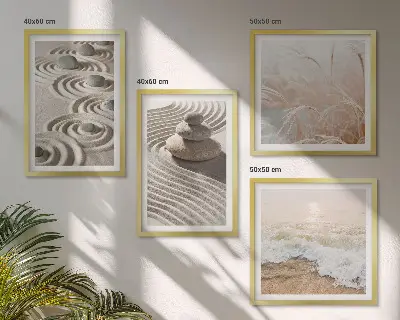 Pripravljena stenska galerija z motivom valov, peska, vode in kamenja na plaži