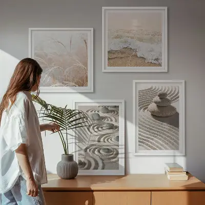 Pripravljena stenska galerija z motivom valov, peska, vode in kamenja na plaži
