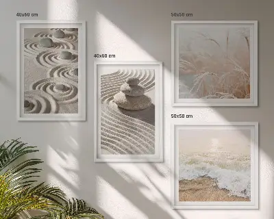 Pripravljena stenska galerija z motivom valov, peska, vode in kamenja na plaži