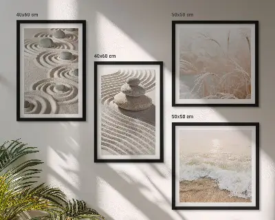 Pripravljena stenska galerija z motivom valov, peska, vode in kamenja na plaži