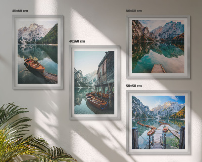 Pripravljena stenska galerija Jezero, gore, čolni, koča