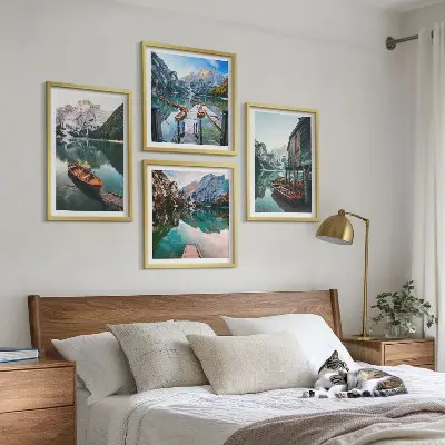 Pripravljena stenska galerija z motivom jezera, gora, čolnov in koče