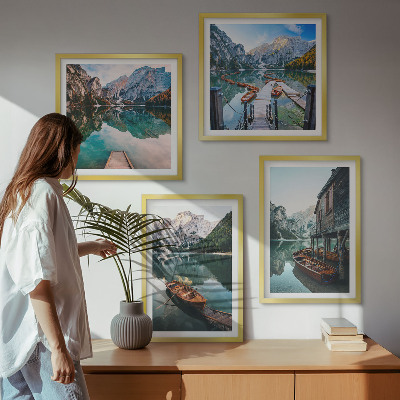 Pripravljena stenska galerija Jezero, gore, čolni, koča