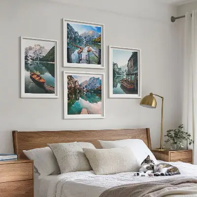 Pripravljena stenska galerija z motivom jezera, gora, čolnov in koče