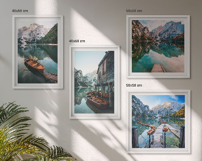 Pripravljena stenska galerija Jezero, gore, čolni, koča