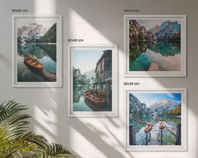 Pripravljena stenska galerija z motivom jezera, gora, čolnov in koče