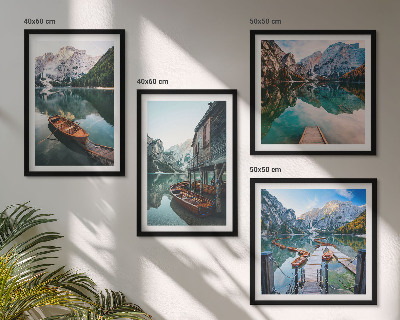 Pripravljena stenska galerija Jezero, gore, čolni, koča