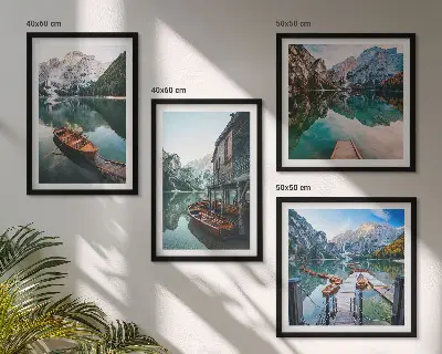 Pripravljena stenska galerija z motivom jezera, gora, čolnov in koče