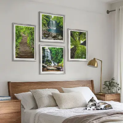 Pripravljena stenska galerija gozd s slapom in vegetacijo
