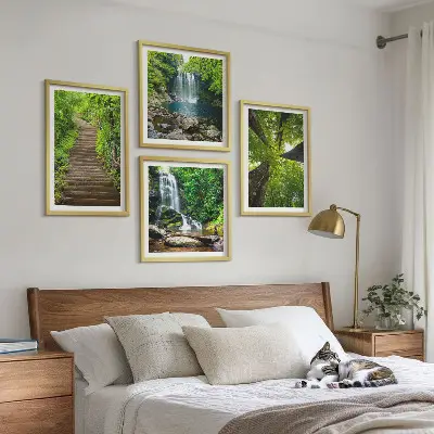 Pripravljena stenska galerija gozd s slapom in vegetacijo