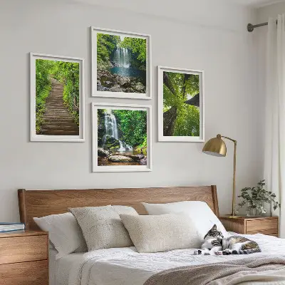 Pripravljena stenska galerija gozd s slapom in vegetacijo