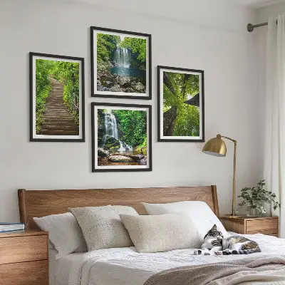 Pripravljena stenska galerija gozd s slapom in vegetacijo
