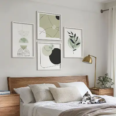 Pripravljena stenska galerija z abstraktnimi rastlinskimi motivi
