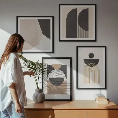 Pripravljena stenska galerija abstraktne oblike v bež in rjavih odtenkih