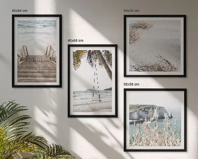 Pripravljena stenska galerija stopnice na plaži, gugalnica in morje