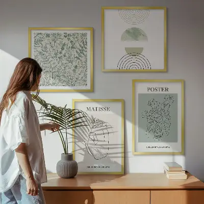 Komplet slik nad zofo s črtami in rastlinskimi vzorci v minimalističnem slogu