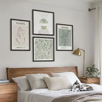 Komplet slik nad zofo s črtami in rastlinskimi vzorci v minimalističnem slogu