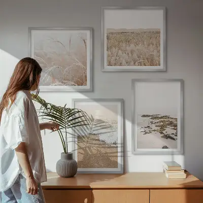 Pripravljena stenska galerija s motivom plaže, valov in kamnov za poletno vzdušje