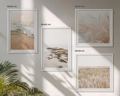 Pripravljena stenska galerija s motivom plaže, valov in kamnov za poletno vzdušje
