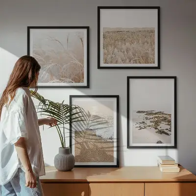 Pripravljena stenska galerija s motivom plaže, valov in kamnov za poletno vzdušje