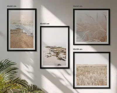 Pripravljena stenska galerija s motivom plaže, valov in kamnov za poletno vzdušje