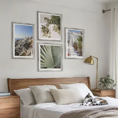 Pripravljena stenska galerija bele stopnice s pogledom na Santorini