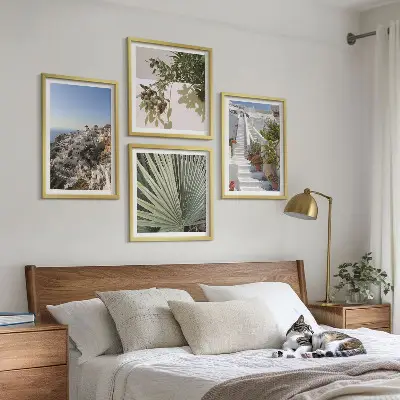 Pripravljena stenska galerija bele stopnice s pogledom na Santorini