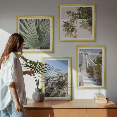 Pripravljena stenska galerija bele stopnice s pogledom na Santorini