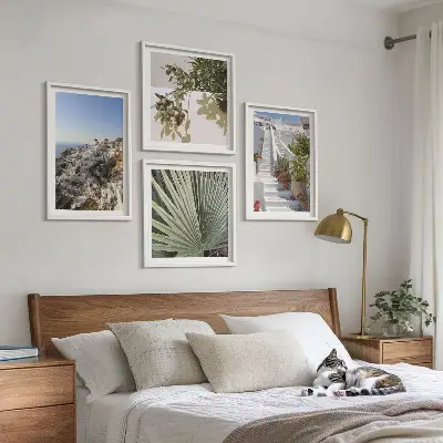 Pripravljena stenska galerija bele stopnice s pogledom na Santorini