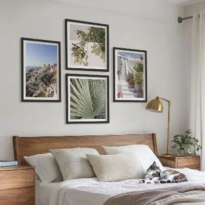 Pripravljena stenska galerija bele stopnice s pogledom na Santorini