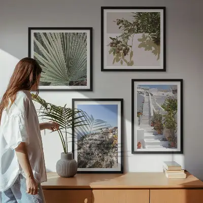 Pripravljena stenska galerija bele stopnice s pogledom na Santorini