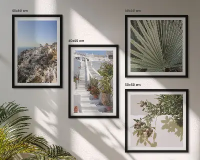 Pripravljena stenska galerija bele stopnice s pogledom na Santorini