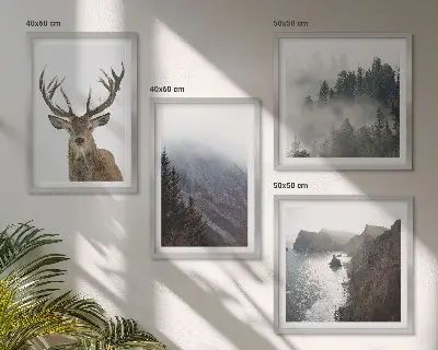 Komplet štirih slik v okvirju gorska pokrajina z meglo in jelenom