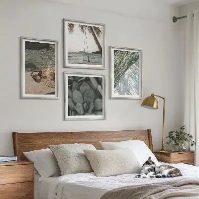 Pripravljena stenska galerija s motivom tropskih rastlin za počitniško vzdušje