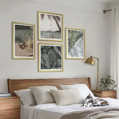 Pripravljena stenska galerija s motivom tropskih rastlin za počitniško vzdušje