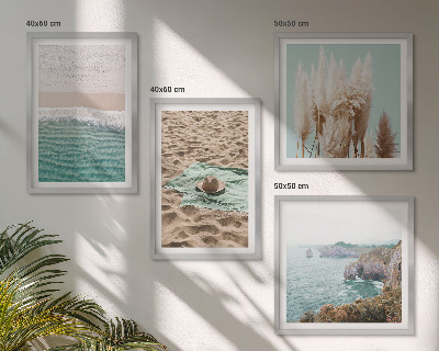 Set 4 slik v okvirju Klobuk iz trave na plaži z valovi