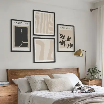 Pripravljena stenska galerija z abstraktnimi rastlinskimi motivi
