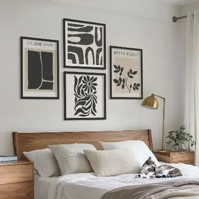 Pripravljena stenska galerija z abstraktnimi rastlinskimi vzorci