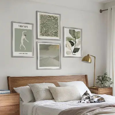 Pripravljena stenska galerija z abstraktnimi rastlinskimi vzorci